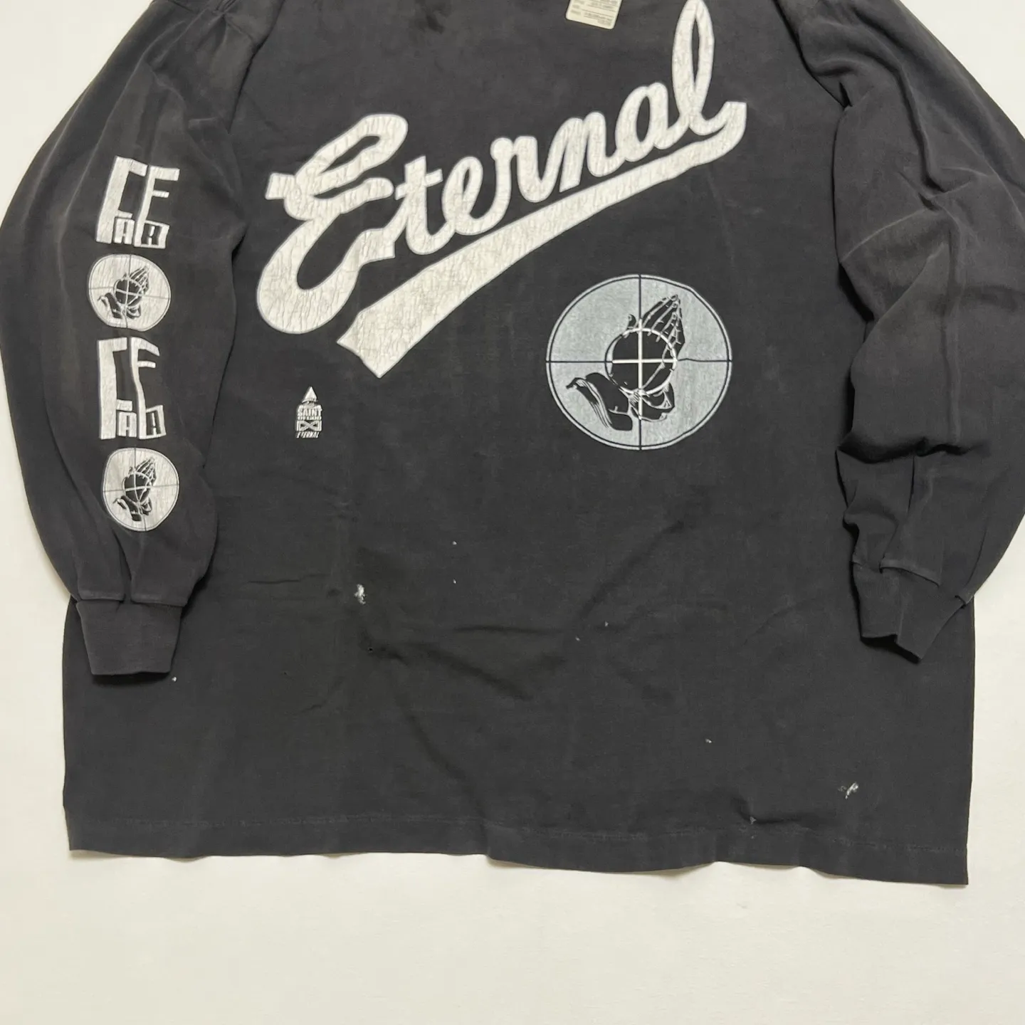 SAINT Mxxxxxx × FEAR OF GOD FG_LS TEE/SNT OF GOD/BLK FOG co-branded model SAINT OF GOD/ETERNAL prayer sight long sleeves, washed black S-XL, this season's major co-branded model, FOG manager JERRY personally carries the goods. The SAINT OF GOD series collaboration has gained quite a lot of buzz. Customized original co-branded SAINT OF GOD main label/washed label. Top-notch printing technology. Using silver sand and cracked pulp on the front and rear panels and heavy washing water to create a natural washed effect of printing, deep restoration